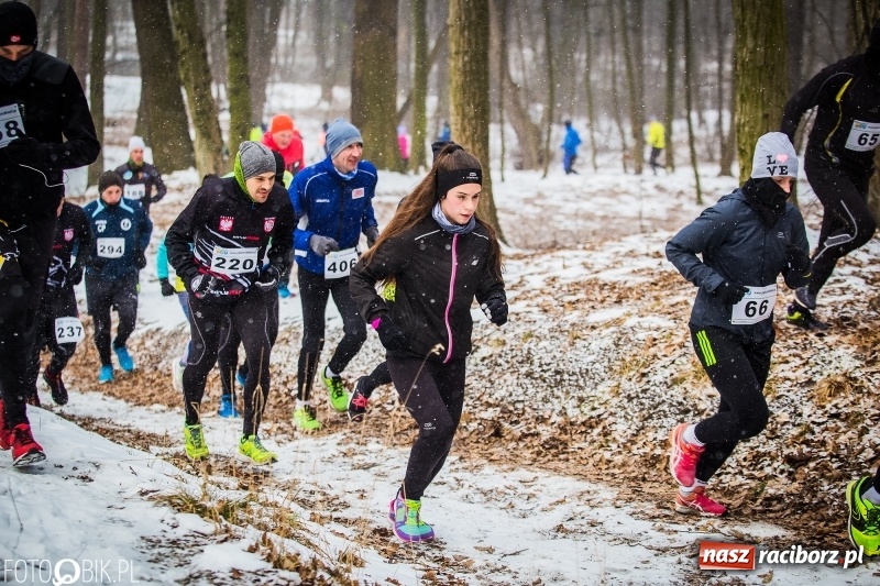 Zdjęcie w galerii na portalu naszraciborz.pl: Mróz, lód i śnieg niestraszny biegaczom. Blisko 500 twardzieli pokonało trasę w Oborze wiadomości z regionu