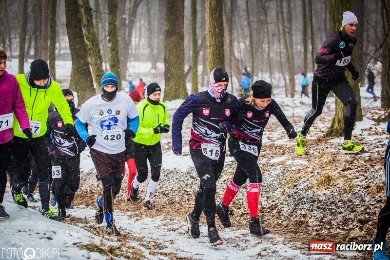 Zdjęcie w galerii na portalu naszraciborz.pl: Mróz, lód i śnieg niestraszny biegaczom. Blisko 500 twardzieli pokonało trasę w Oborze wiadomości z regionu
