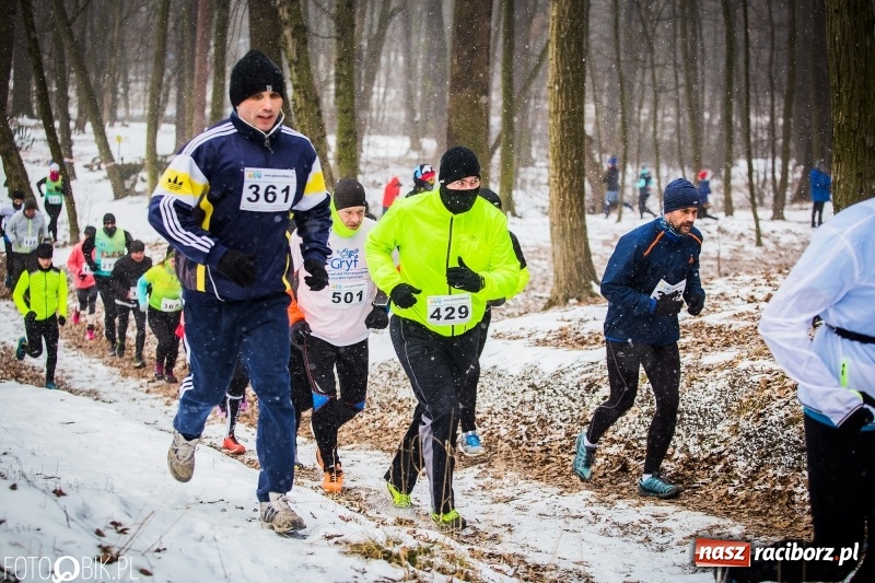Zdjęcie w galerii na portalu naszraciborz.pl: Mróz, lód i śnieg niestraszny biegaczom. Blisko 500 twardzieli pokonało trasę w Oborze wiadomości z regionu