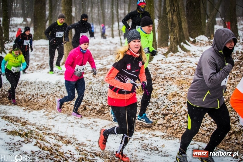 Zdjęcie w galerii na portalu naszraciborz.pl: Mróz, lód i śnieg niestraszny biegaczom. Blisko 500 twardzieli pokonało trasę w Oborze wiadomości z regionu