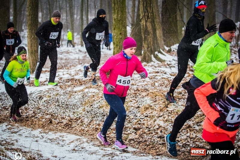 Zdjęcie w galerii na portalu naszraciborz.pl: Mróz, lód i śnieg niestraszny biegaczom. Blisko 500 twardzieli pokonało trasę w Oborze wiadomości z regionu