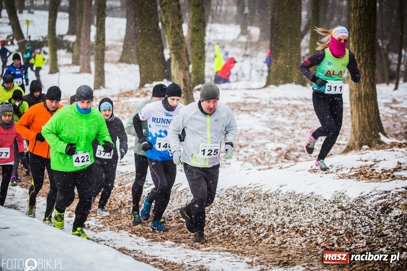 Zdjęcie w galerii na portalu naszraciborz.pl: Mróz, lód i śnieg niestraszny biegaczom. Blisko 500 twardzieli pokonało trasę w Oborze wiadomości z regionu