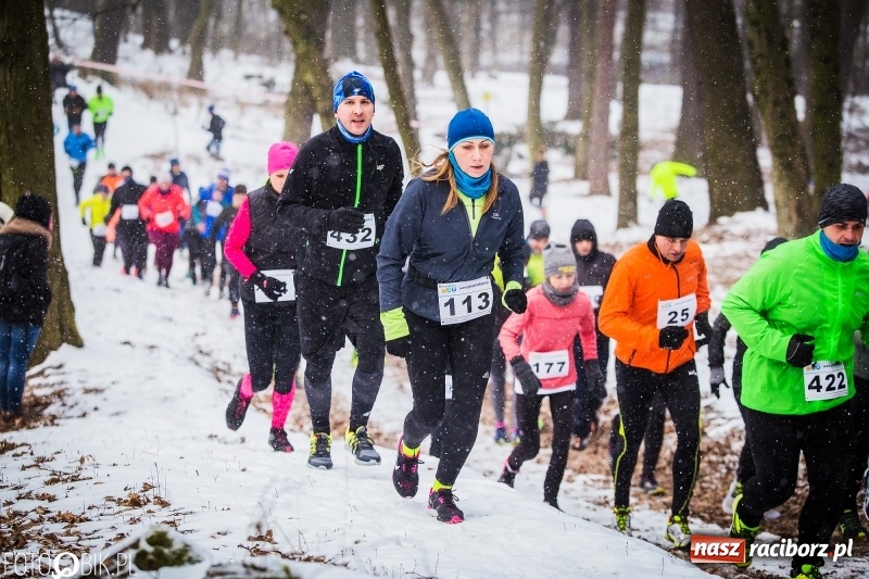 Zdjęcie w galerii na portalu naszraciborz.pl: Mróz, lód i śnieg niestraszny biegaczom. Blisko 500 twardzieli pokonało trasę w Oborze wiadomości z regionu