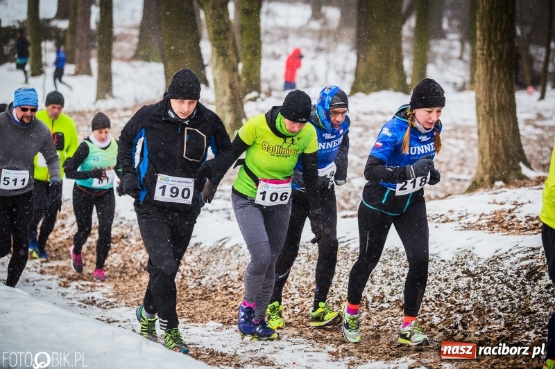 Zdjęcie w galerii na portalu naszraciborz.pl: Mróz, lód i śnieg niestraszny biegaczom. Blisko 500 twardzieli pokonało trasę w Oborze wiadomości z regionu