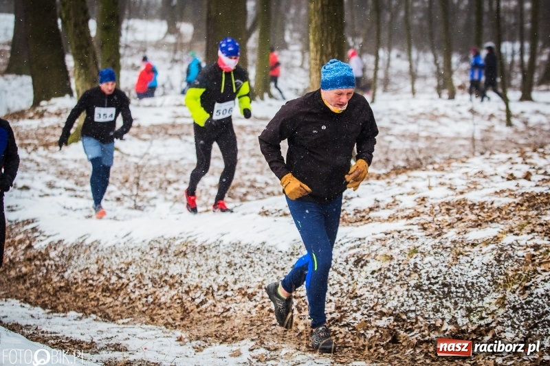 Zdjęcie w galerii na portalu naszraciborz.pl: Mróz, lód i śnieg niestraszny biegaczom. Blisko 500 twardzieli pokonało trasę w Oborze wiadomości z regionu