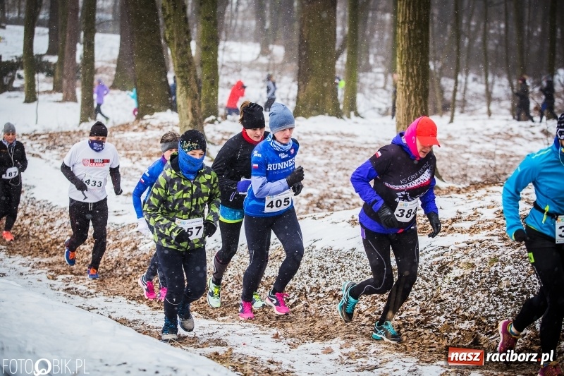 Zdjęcie w galerii na portalu naszraciborz.pl: Mróz, lód i śnieg niestraszny biegaczom. Blisko 500 twardzieli pokonało trasę w Oborze wiadomości z regionu