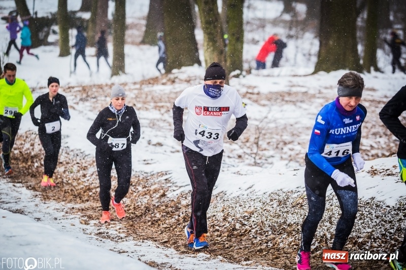 Zdjęcie w galerii na portalu naszraciborz.pl: Mróz, lód i śnieg niestraszny biegaczom. Blisko 500 twardzieli pokonało trasę w Oborze wiadomości z regionu