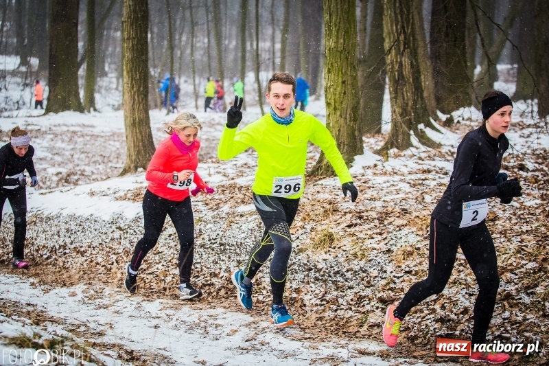 Zdjęcie w galerii na portalu naszraciborz.pl: Mróz, lód i śnieg niestraszny biegaczom. Blisko 500 twardzieli pokonało trasę w Oborze wiadomości z regionu