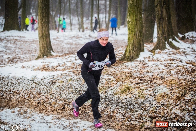 Zdjęcie w galerii na portalu naszraciborz.pl: Mróz, lód i śnieg niestraszny biegaczom. Blisko 500 twardzieli pokonało trasę w Oborze wiadomości z regionu