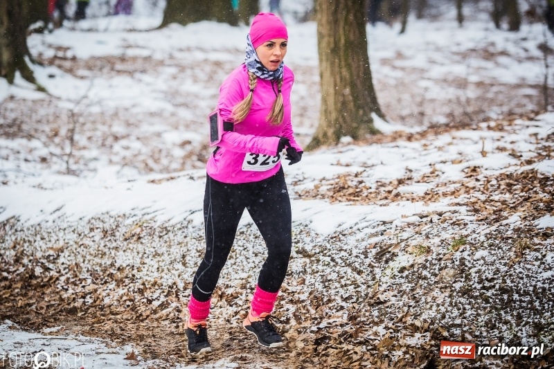 Zdjęcie w galerii na portalu naszraciborz.pl: Mróz, lód i śnieg niestraszny biegaczom. Blisko 500 twardzieli pokonało trasę w Oborze wiadomości z regionu