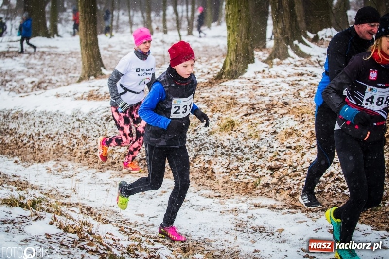 Zdjęcie w galerii na portalu naszraciborz.pl: Mróz, lód i śnieg niestraszny biegaczom. Blisko 500 twardzieli pokonało trasę w Oborze wiadomości z regionu