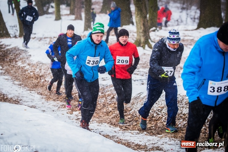 Zdjęcie w galerii na portalu naszraciborz.pl: Mróz, lód i śnieg niestraszny biegaczom. Blisko 500 twardzieli pokonało trasę w Oborze wiadomości z regionu
