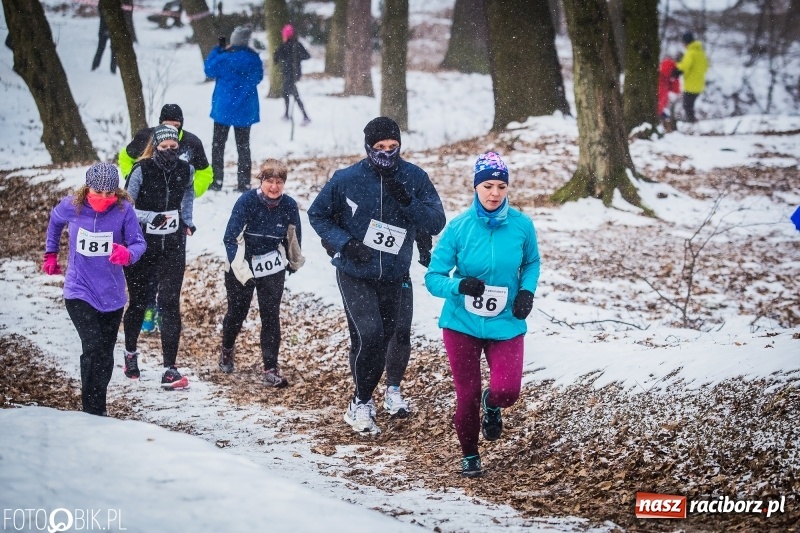 Zdjęcie w galerii na portalu naszraciborz.pl: Mróz, lód i śnieg niestraszny biegaczom. Blisko 500 twardzieli pokonało trasę w Oborze wiadomości z regionu