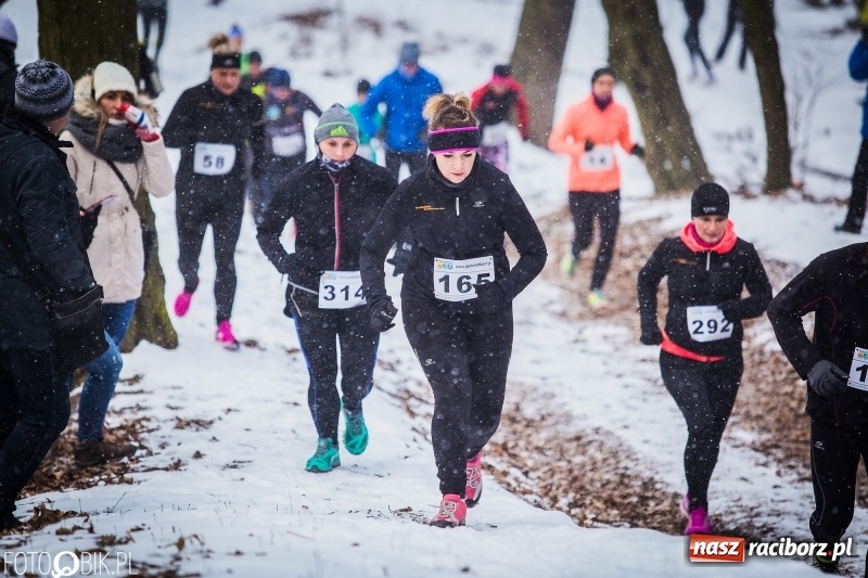Zdjęcie w galerii na portalu naszraciborz.pl: Mróz, lód i śnieg niestraszny biegaczom. Blisko 500 twardzieli pokonało trasę w Oborze wiadomości z regionu