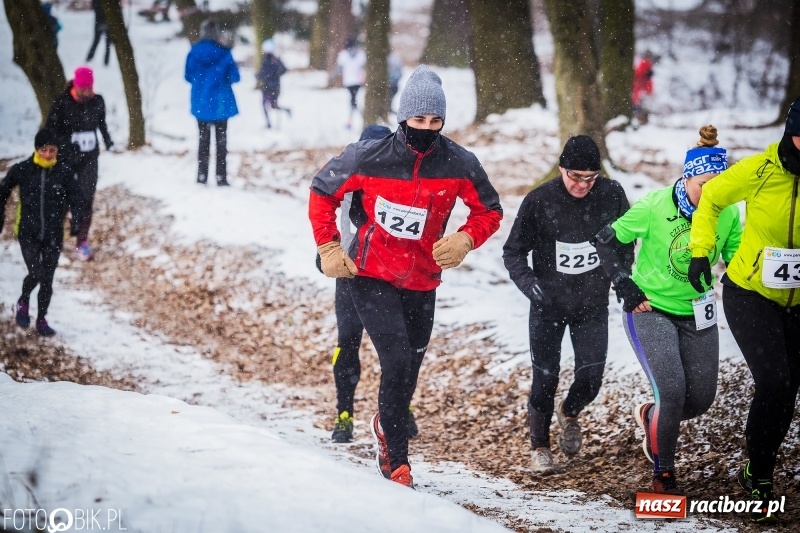 Zdjęcie w galerii na portalu naszraciborz.pl: Mróz, lód i śnieg niestraszny biegaczom. Blisko 500 twardzieli pokonało trasę w Oborze wiadomości z regionu