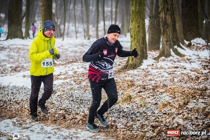 Zdjęcie w galerii na portalu naszraciborz.pl: Mróz, lód i śnieg niestraszny biegaczom. Blisko 500 twardzieli pokonało trasę w Oborze wiadomości z regionu