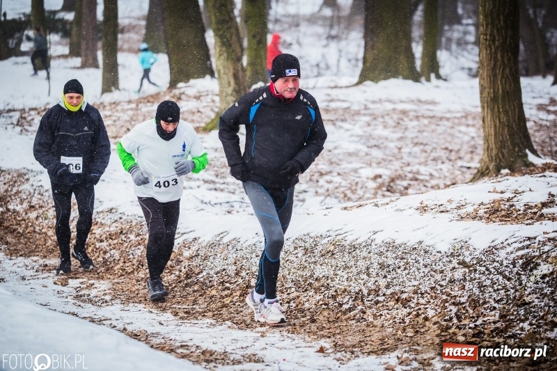 Zdjęcie w galerii na portalu naszraciborz.pl: Mróz, lód i śnieg niestraszny biegaczom. Blisko 500 twardzieli pokonało trasę w Oborze wiadomości z regionu