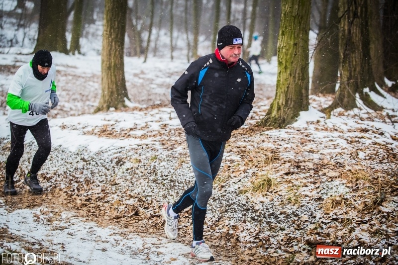 Zdjęcie w galerii na portalu naszraciborz.pl: Mróz, lód i śnieg niestraszny biegaczom. Blisko 500 twardzieli pokonało trasę w Oborze wiadomości z regionu