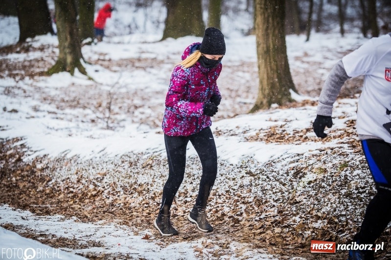 Zdjęcie w galerii na portalu naszraciborz.pl: Mróz, lód i śnieg niestraszny biegaczom. Blisko 500 twardzieli pokonało trasę w Oborze wiadomości z regionu