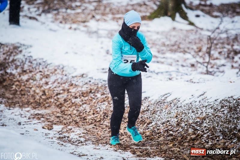 Zdjęcie w galerii na portalu naszraciborz.pl: Mróz, lód i śnieg niestraszny biegaczom. Blisko 500 twardzieli pokonało trasę w Oborze wiadomości z regionu