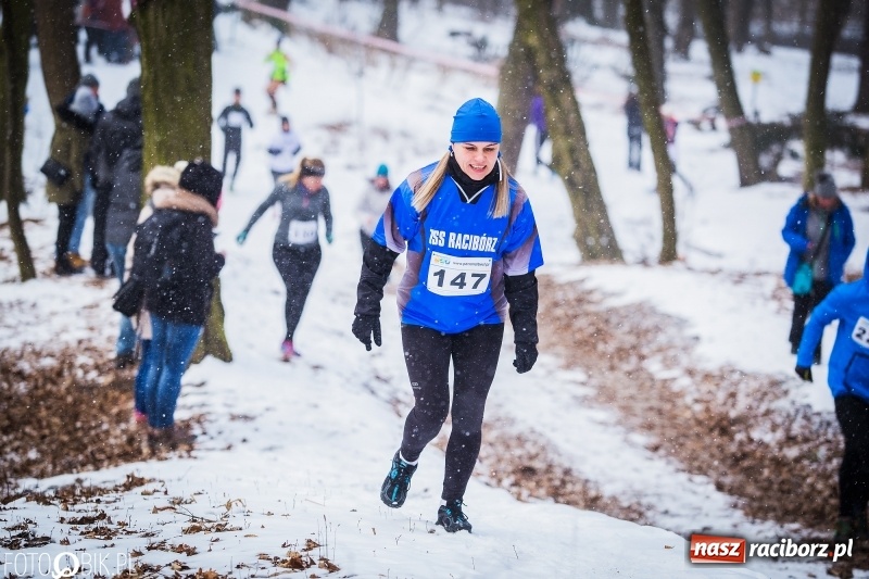 Zdjęcie w galerii na portalu naszraciborz.pl: Mróz, lód i śnieg niestraszny biegaczom. Blisko 500 twardzieli pokonało trasę w Oborze wiadomości z regionu
