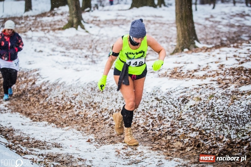 Zdjęcie w galerii na portalu naszraciborz.pl: Mróz, lód i śnieg niestraszny biegaczom. Blisko 500 twardzieli pokonało trasę w Oborze wiadomości z regionu