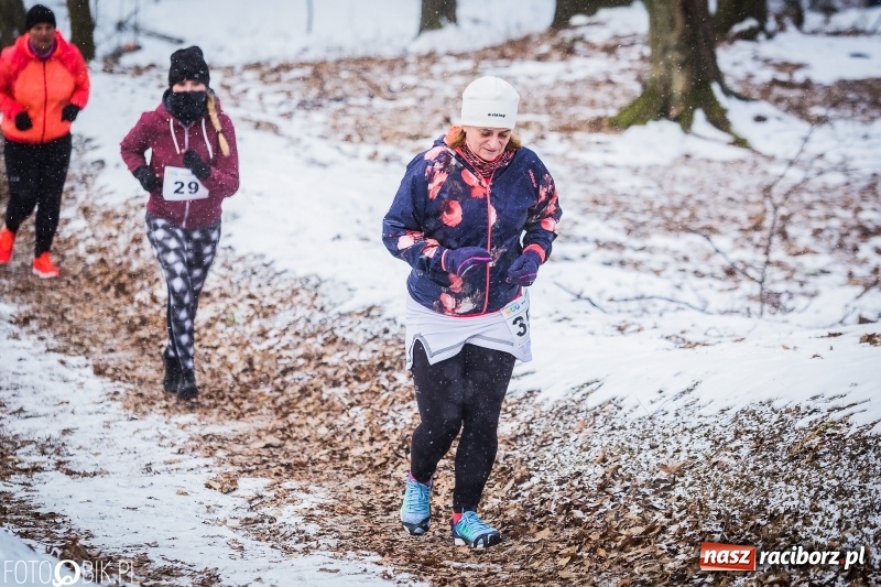 Zdjęcie w galerii na portalu naszraciborz.pl: Mróz, lód i śnieg niestraszny biegaczom. Blisko 500 twardzieli pokonało trasę w Oborze wiadomości z regionu