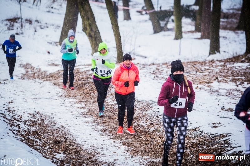 Zdjęcie w galerii na portalu naszraciborz.pl: Mróz, lód i śnieg niestraszny biegaczom. Blisko 500 twardzieli pokonało trasę w Oborze wiadomości z regionu