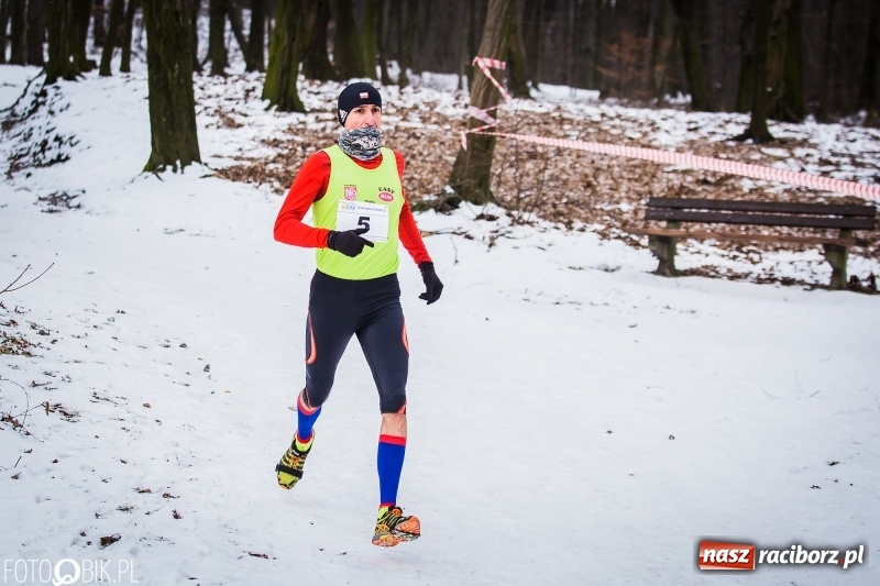 Zdjęcie w galerii na portalu naszraciborz.pl: Mróz, lód i śnieg niestraszny biegaczom. Blisko 500 twardzieli pokonało trasę w Oborze wiadomości z regionu