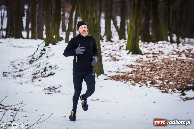 Zdjęcie w galerii na portalu naszraciborz.pl: Mróz, lód i śnieg niestraszny biegaczom. Blisko 500 twardzieli pokonało trasę w Oborze wiadomości z regionu