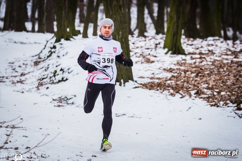 Zdjęcie w galerii na portalu naszraciborz.pl: Mróz, lód i śnieg niestraszny biegaczom. Blisko 500 twardzieli pokonało trasę w Oborze wiadomości z regionu