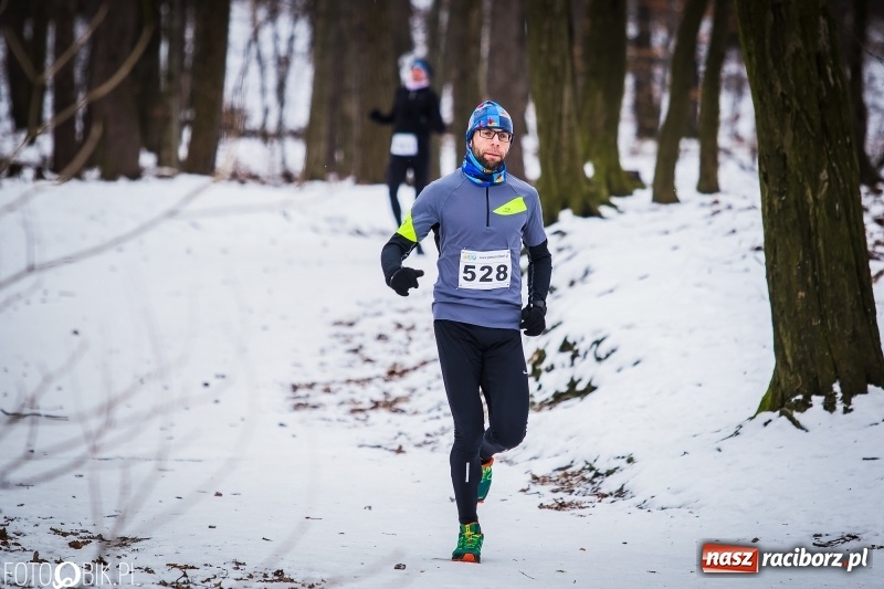 Zdjęcie w galerii na portalu naszraciborz.pl: Mróz, lód i śnieg niestraszny biegaczom. Blisko 500 twardzieli pokonało trasę w Oborze wiadomości z regionu