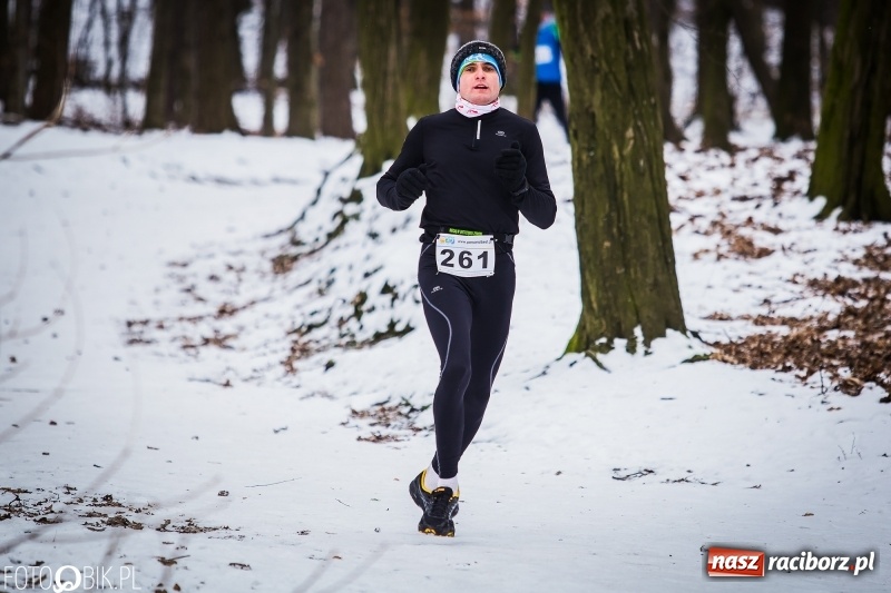 Zdjęcie w galerii na portalu naszraciborz.pl: Mróz, lód i śnieg niestraszny biegaczom. Blisko 500 twardzieli pokonało trasę w Oborze wiadomości z regionu