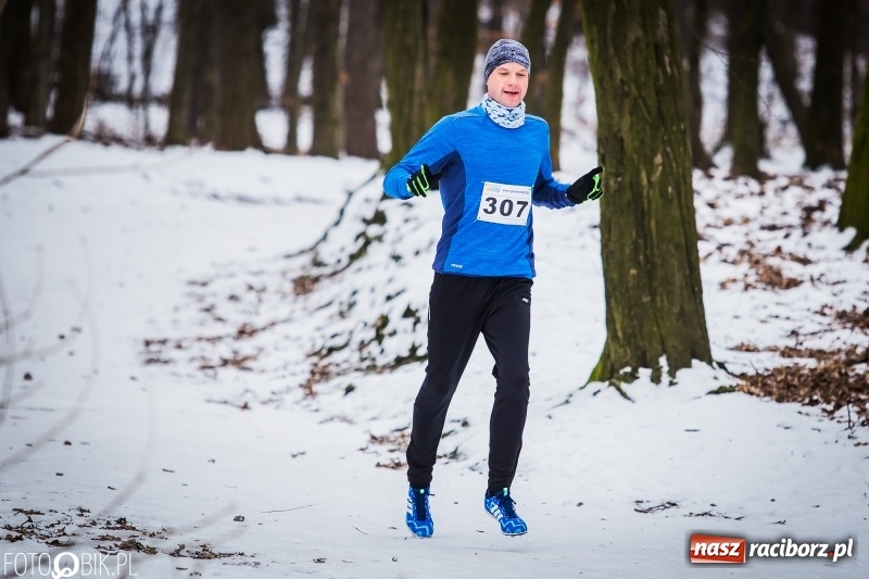 Zdjęcie w galerii na portalu naszraciborz.pl: Mróz, lód i śnieg niestraszny biegaczom. Blisko 500 twardzieli pokonało trasę w Oborze wiadomości z regionu
