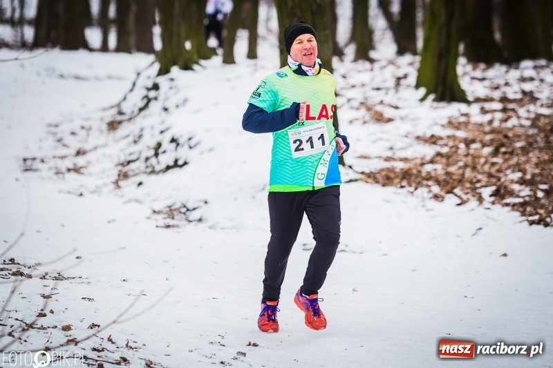 Zdjęcie w galerii na portalu naszraciborz.pl: Mróz, lód i śnieg niestraszny biegaczom. Blisko 500 twardzieli pokonało trasę w Oborze wiadomości z regionu