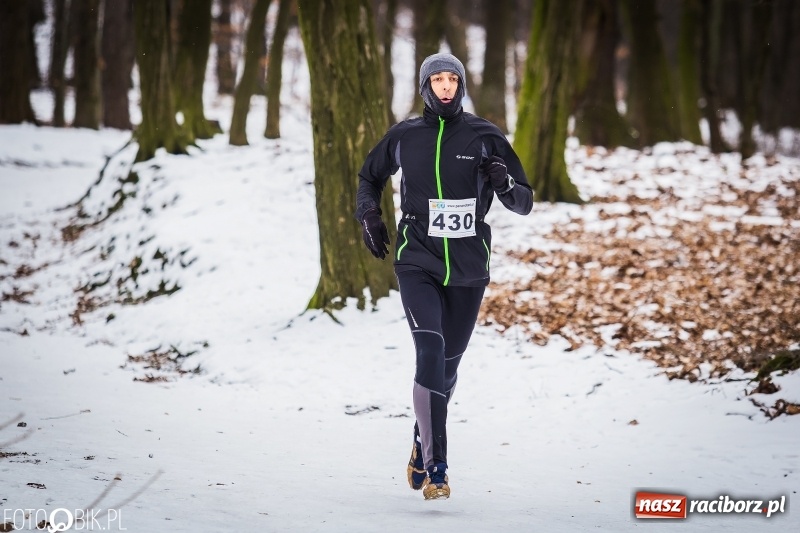 Zdjęcie w galerii na portalu naszraciborz.pl: Mróz, lód i śnieg niestraszny biegaczom. Blisko 500 twardzieli pokonało trasę w Oborze wiadomości z regionu