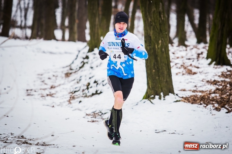 Zdjęcie w galerii na portalu naszraciborz.pl: Mróz, lód i śnieg niestraszny biegaczom. Blisko 500 twardzieli pokonało trasę w Oborze wiadomości z regionu