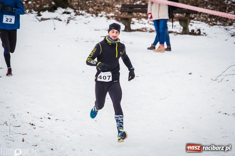 Zdjęcie w galerii na portalu naszraciborz.pl: Mróz, lód i śnieg niestraszny biegaczom. Blisko 500 twardzieli pokonało trasę w Oborze wiadomości z regionu