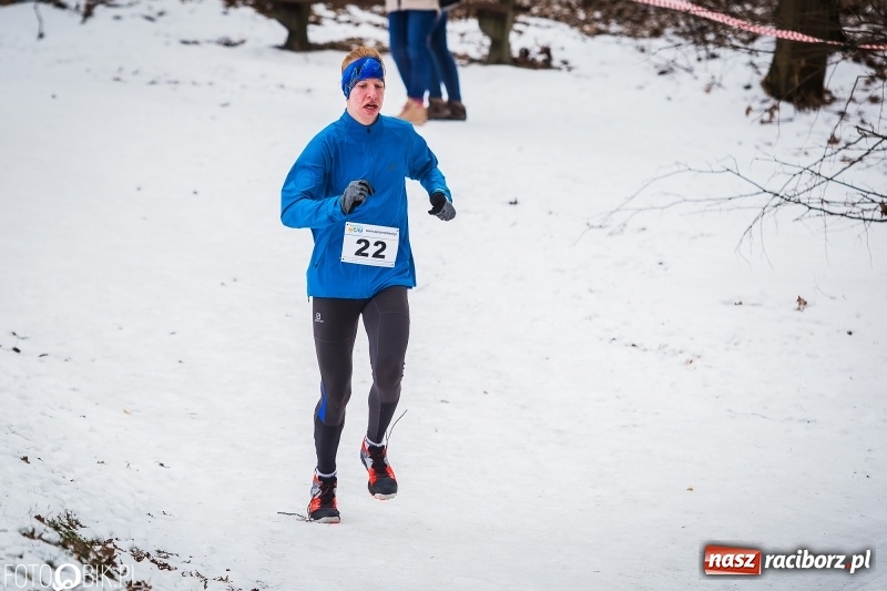 Zdjęcie w galerii na portalu naszraciborz.pl: Mróz, lód i śnieg niestraszny biegaczom. Blisko 500 twardzieli pokonało trasę w Oborze wiadomości z regionu