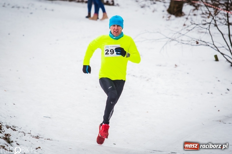 Zdjęcie w galerii na portalu naszraciborz.pl: Mróz, lód i śnieg niestraszny biegaczom. Blisko 500 twardzieli pokonało trasę w Oborze wiadomości z regionu