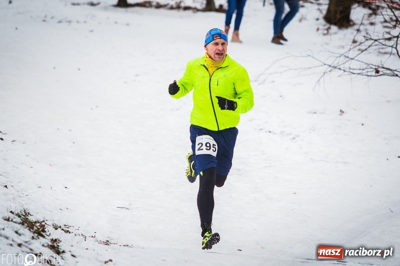 Zdjęcie w galerii na portalu naszraciborz.pl: Mróz, lód i śnieg niestraszny biegaczom. Blisko 500 twardzieli pokonało trasę w Oborze wiadomości z regionu