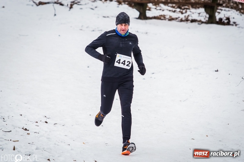 Zdjęcie w galerii na portalu naszraciborz.pl: Mróz, lód i śnieg niestraszny biegaczom. Blisko 500 twardzieli pokonało trasę w Oborze wiadomości z regionu