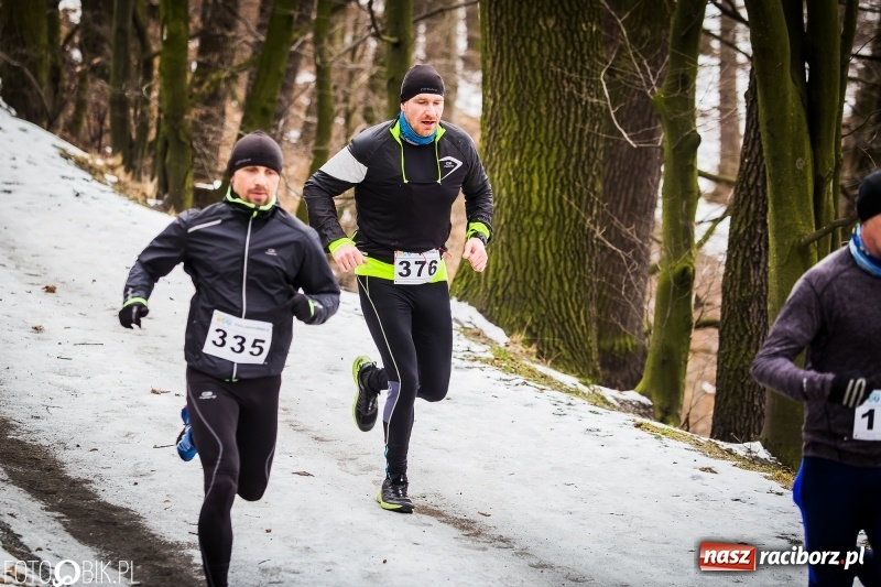 Zdjęcie w galerii na portalu naszraciborz.pl: Mróz, lód i śnieg niestraszny biegaczom. Blisko 500 twardzieli pokonało trasę w Oborze wiadomości z regionu