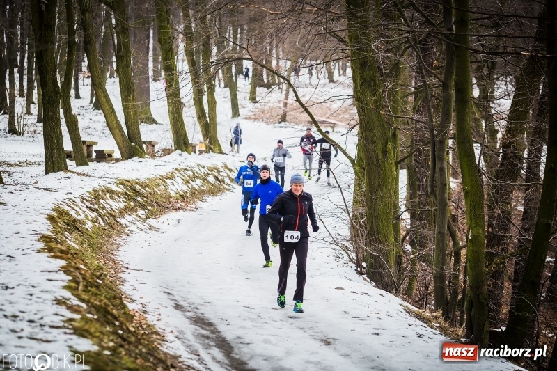 Zdjęcie w galerii na portalu naszraciborz.pl: Mróz, lód i śnieg niestraszny biegaczom. Blisko 500 twardzieli pokonało trasę w Oborze wiadomości z regionu