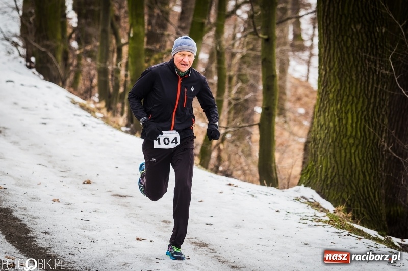 Zdjęcie w galerii na portalu naszraciborz.pl: Mróz, lód i śnieg niestraszny biegaczom. Blisko 500 twardzieli pokonało trasę w Oborze wiadomości z regionu
