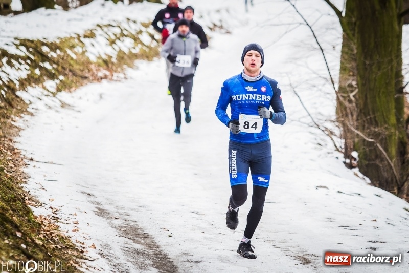 Zdjęcie w galerii na portalu naszraciborz.pl: Mróz, lód i śnieg niestraszny biegaczom. Blisko 500 twardzieli pokonało trasę w Oborze wiadomości z regionu