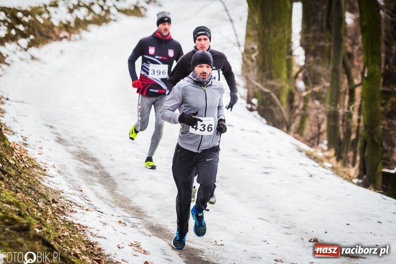 Zdjęcie w galerii na portalu naszraciborz.pl: Mróz, lód i śnieg niestraszny biegaczom. Blisko 500 twardzieli pokonało trasę w Oborze wiadomości z regionu