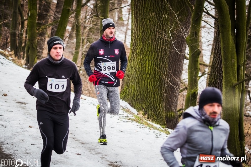 Zdjęcie w galerii na portalu naszraciborz.pl: Mróz, lód i śnieg niestraszny biegaczom. Blisko 500 twardzieli pokonało trasę w Oborze wiadomości z regionu