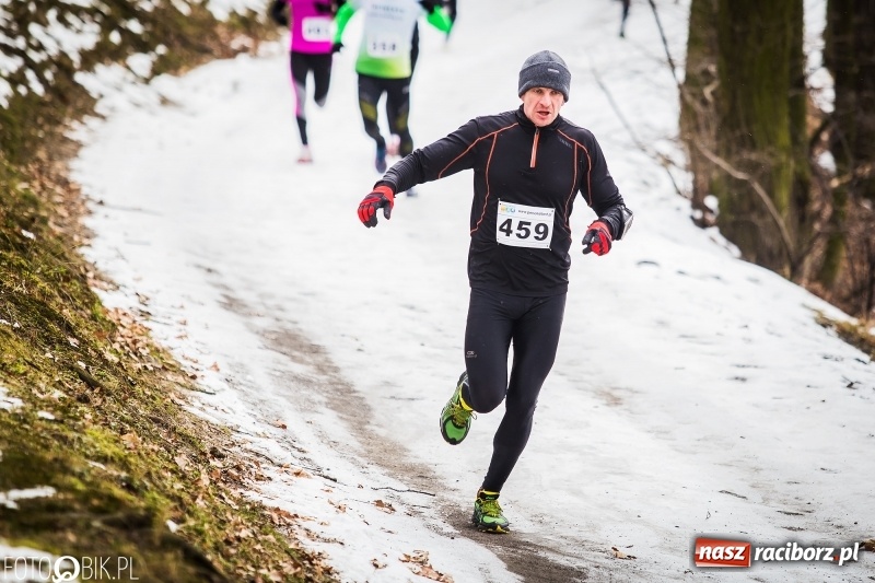 Zdjęcie w galerii na portalu naszraciborz.pl: Mróz, lód i śnieg niestraszny biegaczom. Blisko 500 twardzieli pokonało trasę w Oborze wiadomości z regionu