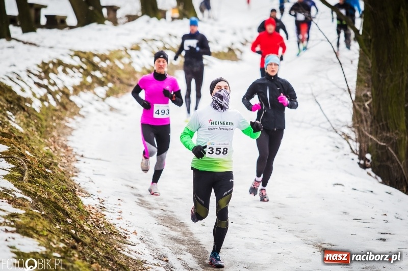 Zdjęcie w galerii na portalu naszraciborz.pl: Mróz, lód i śnieg niestraszny biegaczom. Blisko 500 twardzieli pokonało trasę w Oborze wiadomości z regionu